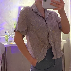 Lila skjorta Acne Studios - Ljus hon av gammel-lila med corallfärgade stjärnor på(skickar gärna bättre bilder där färgen syns tydligare), storlek S, ord. pris 1900kr❤️💞