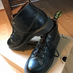 Dr Martens Church boots - Dr Martens Church boots, gott skick p g a sparsamt använda (mina fötter älskar dem inte lika mycket som jag älskar dem) - inköpta på SkoUno Sthlm, kvitto finns (nypris 1790 kr) och följer med så klart. Skickar även med Dr Martens Wonderbalm för rengöring och vård. Fråga gärna om du undrar över något! Obs, jag kan både mötas upp och frakta. 