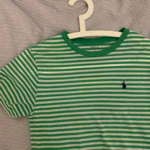 ralphlauren t-shirt - Säljer denna snygga ralphlauren t-shirten som jag fått ärva. Den är sååå snygg men tyvärr inte min stil längre, den är verkligen helt felfri trots att den är väl använd! ✨✨