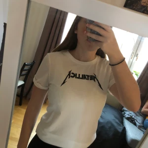 Metallica tröja storlek XS - Metallica tröja från H&M som knappt är använd. Vänligt skön och snygg men använder den aldrig 