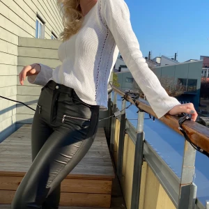 Stickad tröja från Hunkydory - En vit stickad tröja från Hunkydory som är använd ett fåtal gånger 🌺