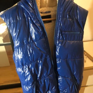 Blå väst  - Varm väst med Teddy material inuti 