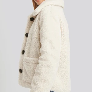 Teddyjacka från NAKD - Jättemysig teddyjacka från nakd i storlek 34. Inte kommit till användning därför säljer jag den, prislappen är kvar. Nypris 880. Köparen står för frakten