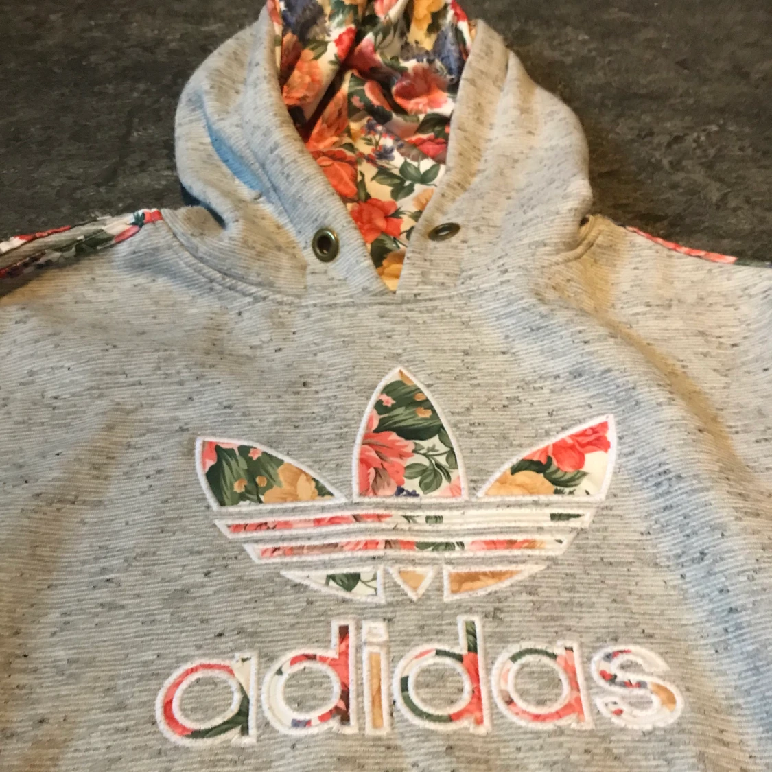 Grå och Blommig adidas hoodie  - 91