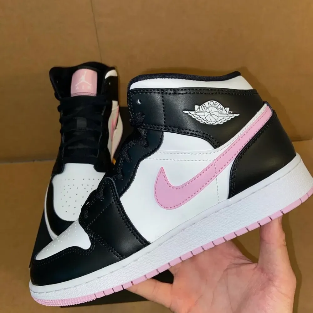 Säljer nu dessa Jordan 1 artic pink i storlek 38. Dom är helt oanvända då dom var för små för min flickvän. Budgivning sker från 1kr!!. Skor.