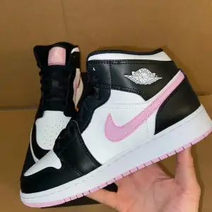 Säljer nu dessa Jordan 1 artic pink i storlek 38. Dom är helt oanvända då dom var för små för min flickvän. Budgivning sker från 1kr!!