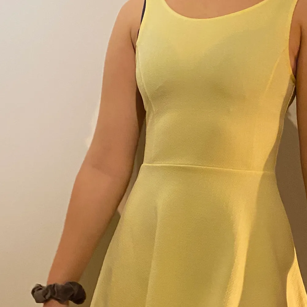 Superfin klänning i en somrig gul färg. Kan sys om till snygg kjol! Större ringning baktill, strl xs-S . Klänningar.