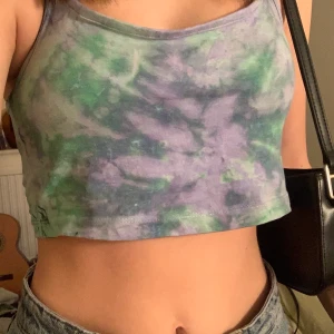 jättehärlig tiedye top - jättefin batik top i härliga färger!! första bilden visar färgerna bäst. hör jättegärna av dig vid frågor eller intresse, frakt tillkommer<3