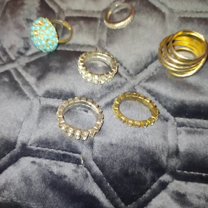 Ringar i silver, samt strass mm - En silverring med stenar, tre strass ringar ställbar storlek och några andra! Silverring 150kr, de andra 100 för alla