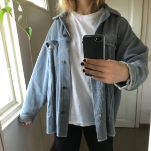 Jacka - Säljer denna populära manchester jackan/skjortan som är slutsåld på zara 😍 Rätt oversized så sitter snarare som en M