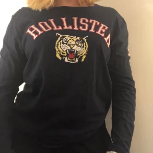 Långärmad Hollistertröja - Säljer en oanvänd hollistertröja💕 Ingen prislapp kvar tyvärr. Frakt tillkommer på 42kr om du inte kan mötas upp. Betalning sker via Swish innan jag skickar eller när vi möts. 