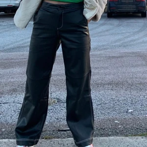 Fake-skinnbyxor  - Lånad förstabild🤠 Säljer min knappt använda fake-skinnbyxor från Zara med jättecool passform och vida ben. Enda defekten är att sömmen släppt lite på ena fickan, men inget som syns tydligt!! 