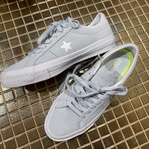 Converse - Fräscha converse skor i en ljusblå färg. Köpte de i USA för två år sedan men skorna är oanvända och har kvar prislappen pga för stor storlek💫💫 Frakt 60kr 🧚