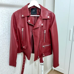 Skinnjacka från Zara - Superfin skinnjacka från Zara. Helt ny, endast provad. Passar perfekt till hösten eller våren.  Storlek S. 