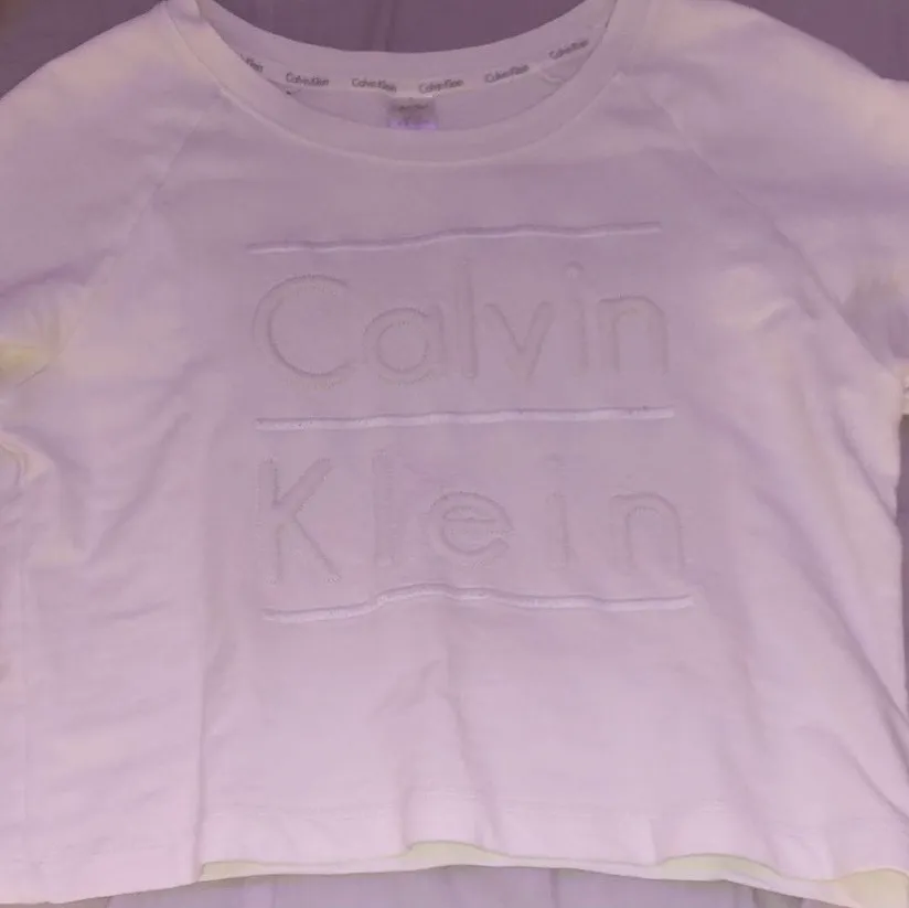 SÅ fin tröja från Calvin Klein. Nyskick, använd väldigt väldigt få gånger. Verjlgien super fin, men inte riktigt min stil då jag fick den i födelsedagspresent. Går att styla upp hur fint som helst. Storlek s. Något kroppad💞. T-shirts.
