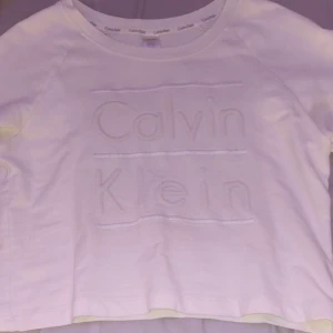 Calvin Kelin Tröja  - SÅ fin tröja från Calvin Klein. Nyskick, använd väldigt väldigt få gånger. Verjlgien super fin, men inte riktigt min stil då jag fick den i födelsedagspresent. Går att styla upp hur fint som helst. Storlek s. Något kroppad💞