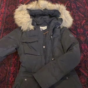 Roco baroco jacka, dam  - Säljer min Roco baroco jacka ”Hollies” modell från miinto i strl 32. Lite stor i storleken. Använd ca 2 månader. Nypris 2000kr. Köparen står för frakt. Pris kan diskuteras vid snabb köp