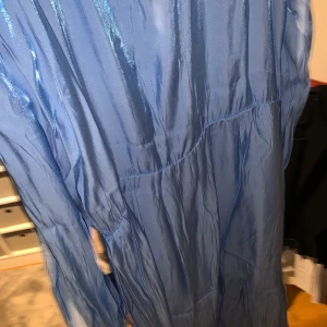 Klänning ljusblå skimmer L - ljusblå klänning med skimmer i . Aldrig använd