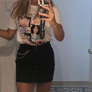 T-shirt  - Cool t-shirt med serie