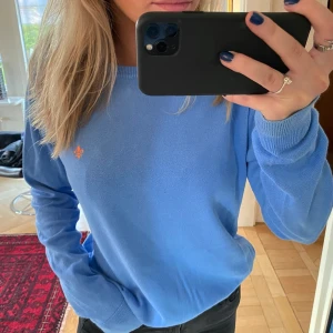 Morris tröja - Tröja med snygg blå färg och orange märke. Mycket skön! Stl S men, så passar M. Köpt för ca 1300kr, säljer för 200kr💕