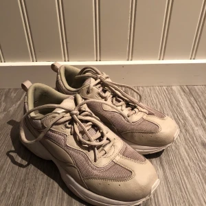 Puma skor - Ett par jättesnygga puma skor storlek 39! Har använt 1 gång så dom är i bra skick💞