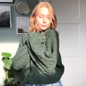 stickad tröja från weekday  - säljer denna mysiga och varma tröjan från weekday. kan mötas upp i växjö eller så står köparen för frakten.😇