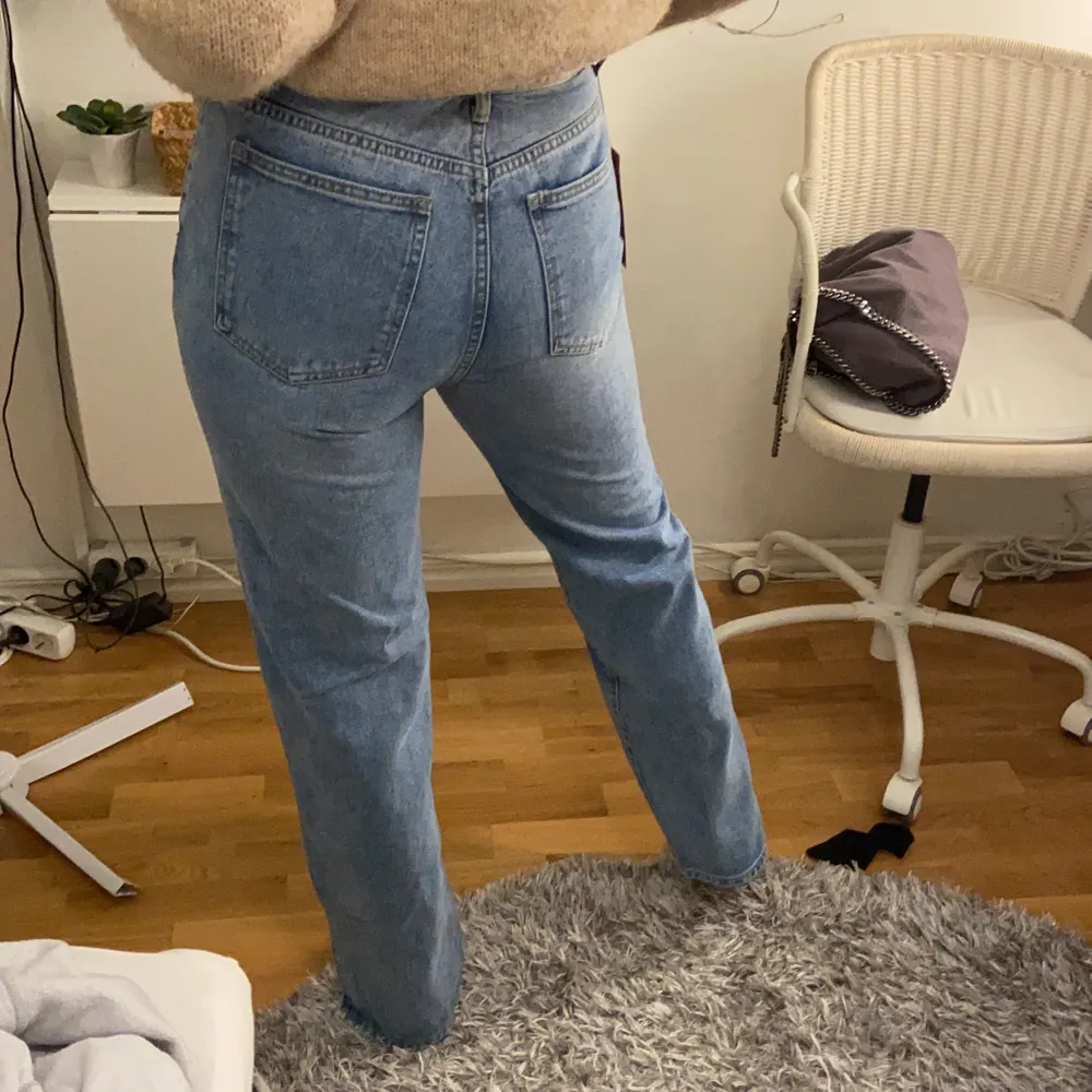 säljer mina supersnygga oanvända (lapp kvar)  jeans från missyempire 💕💕  jag är 178 så de är lite korta på mig passar perfekt på 175 och under! 💕buda i kommentarena ‼️‼️. Jeans & Byxor.