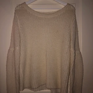 Stickad tröja, strl XS - Vit stickad tröja i storlek XS, passar även S. Knappt använd