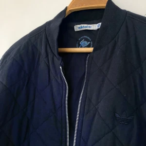 Adidas jacka - Adidasjacka i tunnare modell. Strl 36, passar en xs-s. Frakt 63 kr.