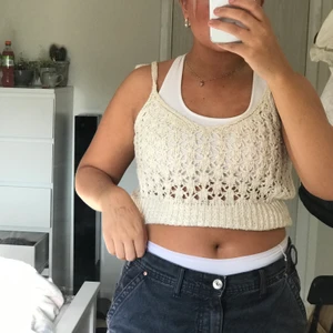 Virkat linne - Oanvänt stickat linne från pull and bear, köpt i somras. Möts gärna upp i Stockholmsområdet annars står du för frakt <3