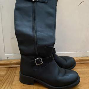 Ett par svarta skinnstövlar/boots från märket boomerang i storlek 38. Pris:200kr. Köparen står för frakten 