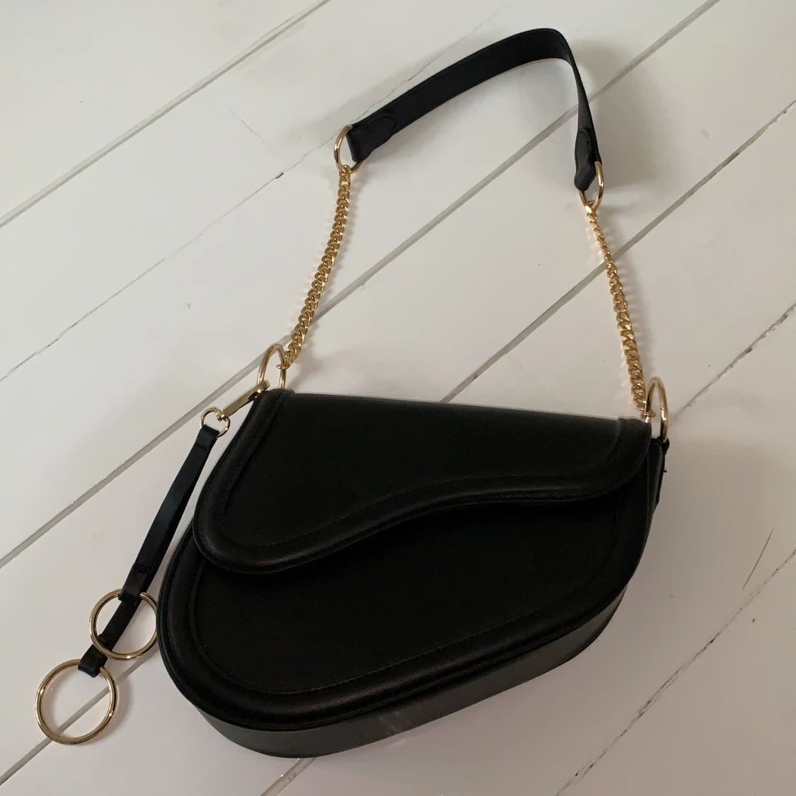 Sadle bag från Gina Tricot. Mkt bra skick!! Så fin..💕