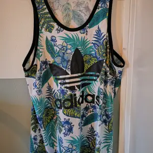 Adidas linne! Jag har använt linnet som oversize. Passformen är rak och neutral. Storlek Medium/Large. Plagget kan skickas med frakttillägg.