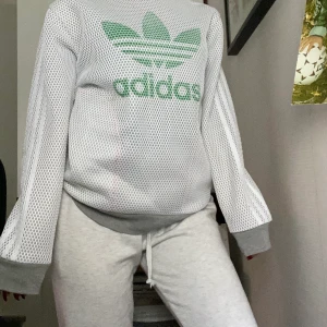 Adidas tröja - Snygg oversized tröja från adidas. Strl small. Knappt använd! Köparen står för frakt.💚