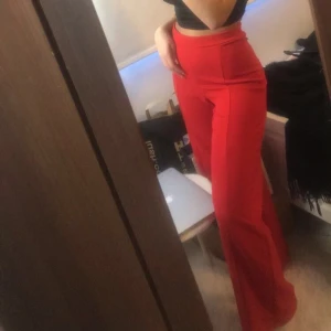 Röda byxor strl xs  - Röda vida byxor i storlek xs! Använd 1 gång, men är i fint skick. Sköna och sitter perfekt vid midjan och rumpan. Har även i svart om någon är intresserad. Är 1,60, säljs för 70kr! Frakt tillkommer 