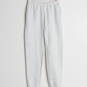 Mjukisbyxor från Gina Tricot  - Grå mjukisbyxor från Gina Tricot. Använda ett fåtal gånger. Storlek L men passar M. 150kr. Frakt tillkommer💗