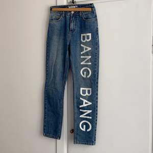 Jeans från Nakd med texten ”Bang Bang” på ena benet. Bra skick, storlek s
