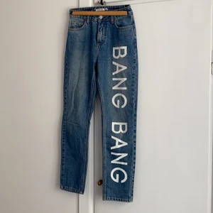 Nakd jeans - Jeans från Nakd med texten ”Bang Bang” på ena benet. Bra skick, storlek s