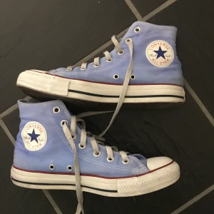 Blåa converse - Blåa converse i bra skick!! kontakta om du är intresserad!! (ska tvätta snörena) frakt på 63kr (spårbar) annars mötas i sthlm! BUDGIVNING, högsta bud: 450kr utan frakt (AVSLUTAS FREDAG 00:00)