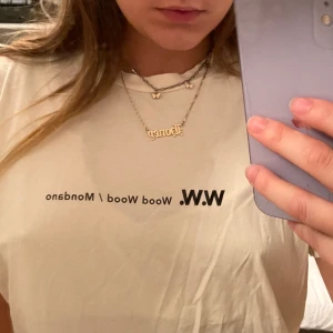 Wood Wood T-shirt L  - T-shorts från Wood Wood. Minimalt hål på nederkanten - DM för bild. Buda i kommentarer - höj med 10kr. Köparen står för frakt 📦🌻🧚🏻‍♀️