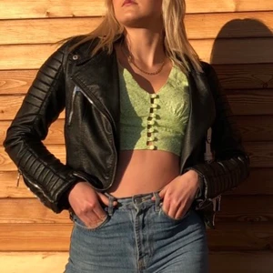 Skinnjacka  - Säljer min skinnjacka ifrån chiquelle, den sitter as bra och är även ganska varm nu på hösten. Pris kan diskuteras men köpt för 699kr