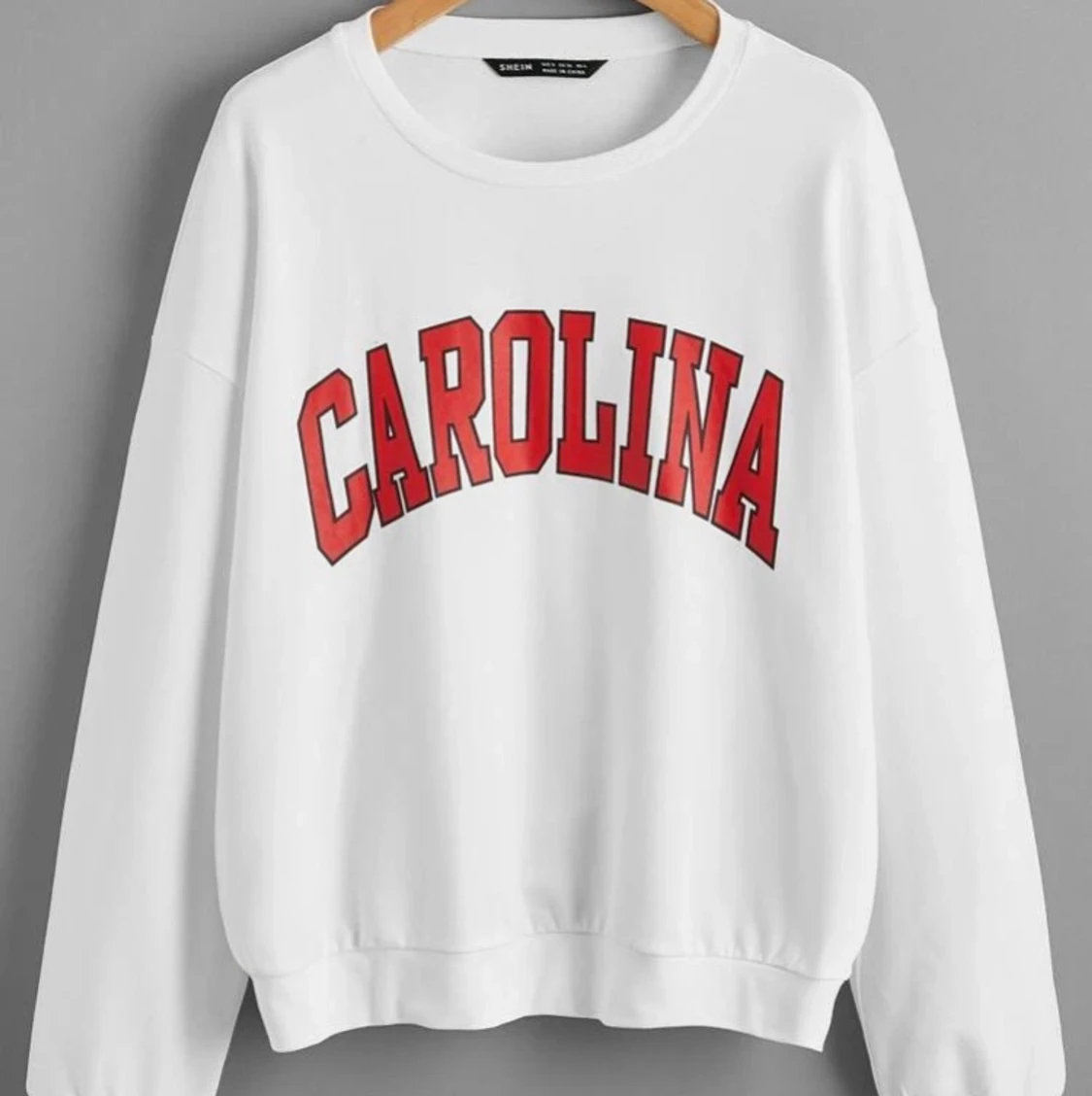 vit sweatshirt med röd text