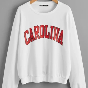 vit sweatshirt med röd text - ny köpt, inte ens öppnad. säljer på grund av att jag råkade köpa två likadana och inte orkar skicka tillbaka. sänker priset ett snäpp, men inte mycket då jag inte ens har rört den och den är precis som ny. nypris är 120kr. storlek S men passar M