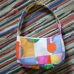 90-tals väska färgglad  - Trendig 90-tals stil väska, sydd förhand och unikt mönster. Köpte på depop men kommer ej till användning. Frakt pris nedan! Postar så fort som möjligt ❤