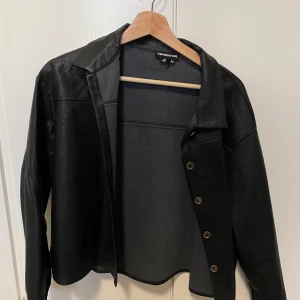 Skinskjorta - Stl l, croppad modell 