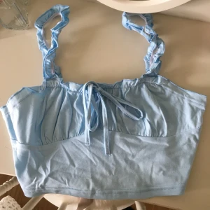 Blå crop top  - Supersöt blå crop top/ linne från shein. Helt oanvänt! Storlek S. Budgivning från 60kr 