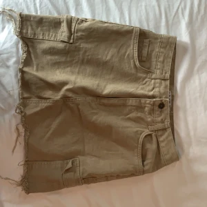 Jeanskjol - En söt mörkgrön jeanskjol! Säljer pga att den blivit för liten för mig:( Men sommaren 2019 var det en favorit i sommar garderoben!✨✨