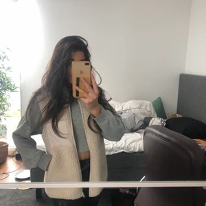 TEDDYVÄST!! - Säljer nu denna sååå fina teddyväst ifrån Gina då jag inte får så mycket användning av den. Sparsamt använd. Skriv för fler bilder. Köparen står för frakten. BUDA💞💞