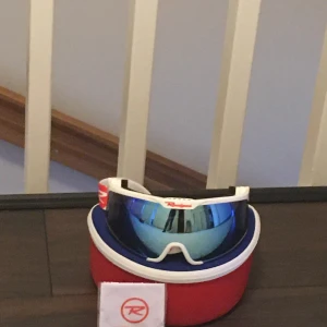Sportglasögon - Helt nya och oanvända sportglasögon från Rossignol. Inköpta för 1000kr säljer för 450kr. Putsduk och fodral medföljer