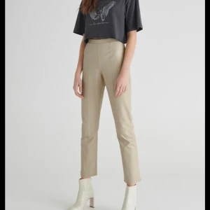 Beigea skinnbyxor från Gina tricot - Byxorna är raka i modellen och sitter som en smäck. De har en dragkedja på sidan av byxan, är högmidjade och sjukt bekväma.